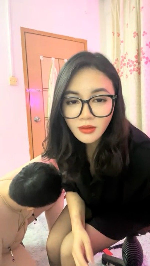 眼镜御姐女王调教 绳缚鞭打骑脸滴蜡
