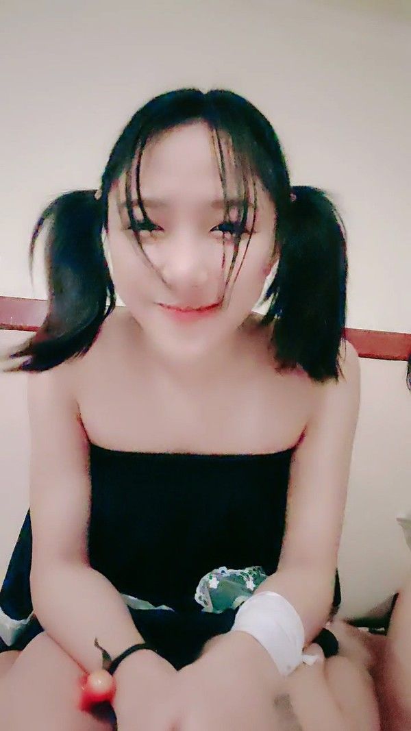 调教双马尾清纯小妹口交大鸡巴