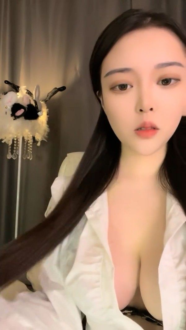 极品尤物网红美女豹纹内衣OL风
