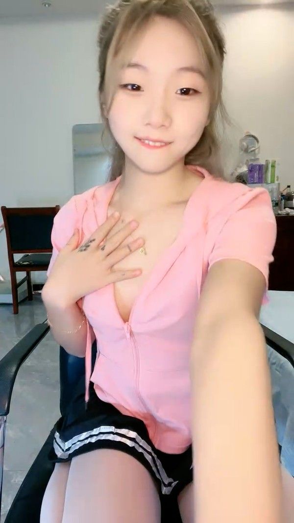 9分颜值甜美小姐姐 短裙白丝双重刺激