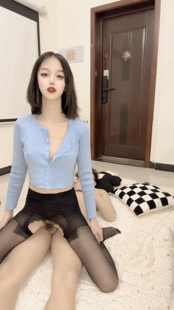 女上位自己动 素人女主主动掌控亲密互动