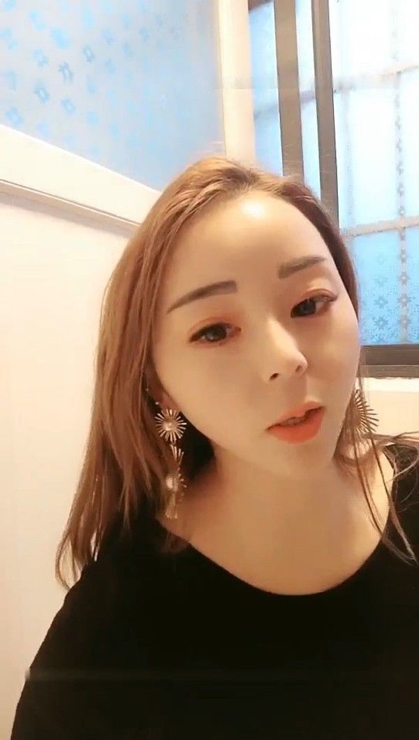 漂亮女直播偷吃路人鸡巴1