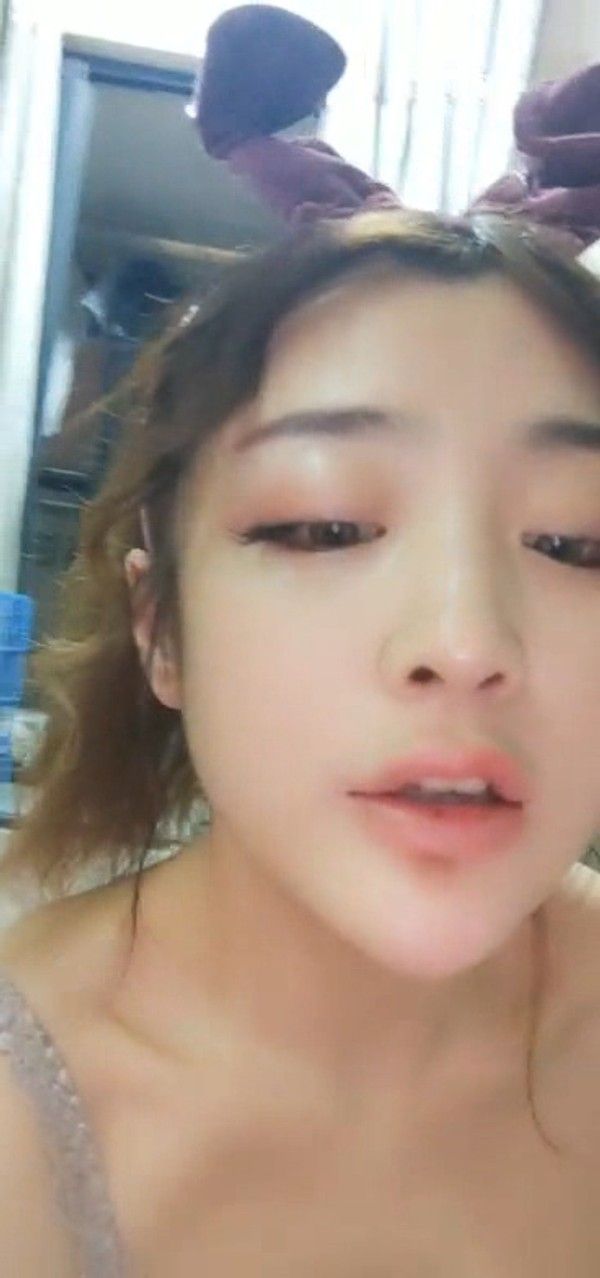 可爱漂亮美女主播穿着网袜大秀操喷