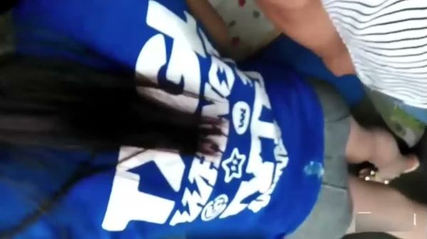 街头公交站牌公然露鸡巴撸管学生妹