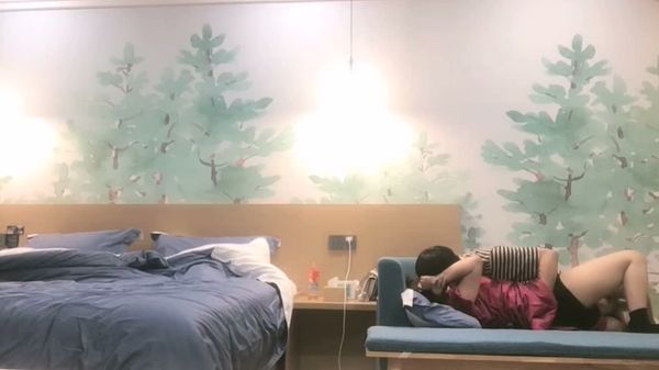 【国产自拍】双飞亲姐妹沙发上尽情调教