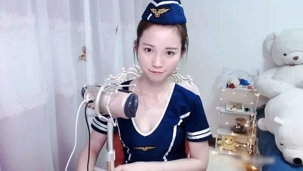 制服小姐姐吃瓜，舔耳诱惑