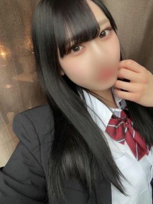 18歳 F罩杯黑发女神诗织 制服中出