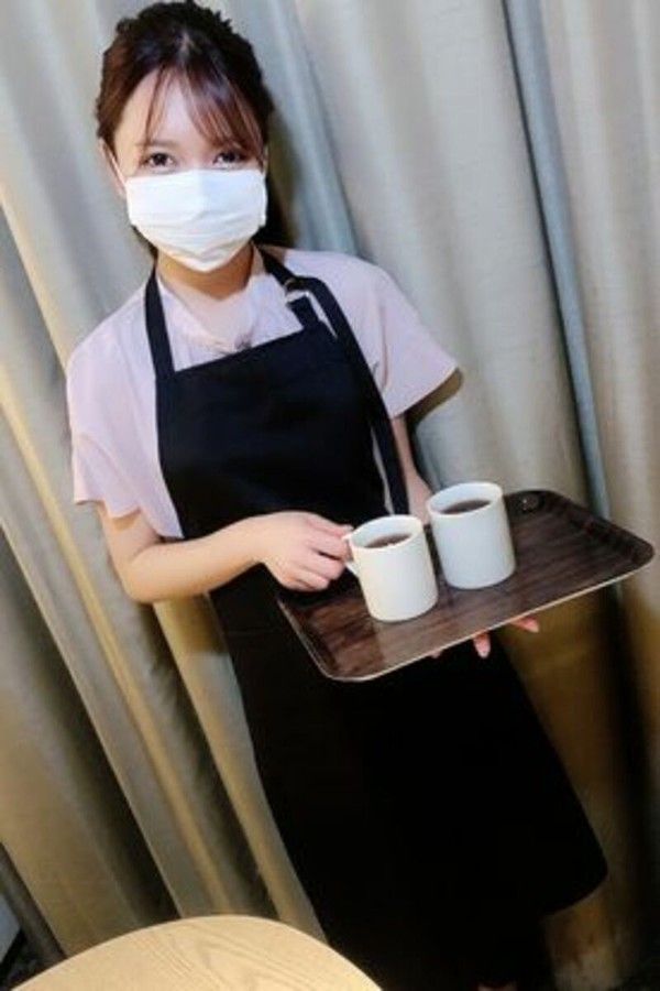 咖啡店打工的黑发女孩 两个男人一起加油3P中出