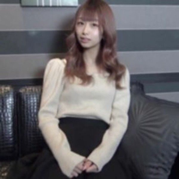 初次拍摄的苗条女孩 明亮无邪笑容下的极致色情