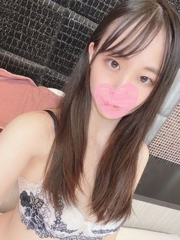 色白苗条纯真少女口部与私密部位被白浊精液覆盖
