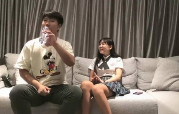 小宝寻花约了个童颜大奶萌妹子啪啪，JK装口交舔弄上位骑乘抽插猛操