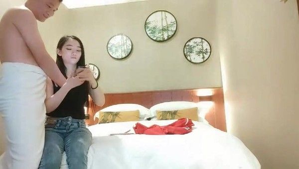 甜美苗条小姐姐，近景抠穴水汪汪，后入啪啪娇喘不断