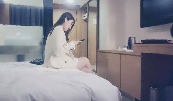 深夜笑起来甜美西装外围妹，撕开肉丝隔着内裤摸逼调情，舔逼特写口交69后入猛操颜射