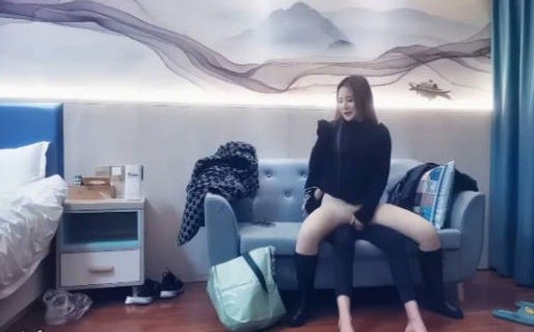 深夜场约了个黑裙性长腿妹子啪啪，穿上情趣装口交拨开内裤上位骑坐猛操