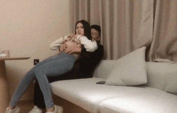 兼职车模真是骚，带着跳蛋自慰好陶醉，川妹子温柔如水让人沉迷