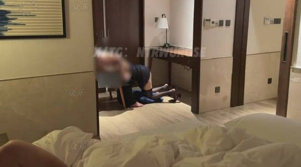 推特新晋高质量NTR绿帽夫妻明星颜值极品人妻「ROSEWU」一起去酒吧喝酒喝多到酒店睡死了，结果老婆被兄弟操喷了，还被拍下来