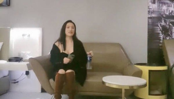 2800杭州外围，黑色连衣裙，骚货大奶若隐若现，一进门求抱抱好冷要温暖抱我