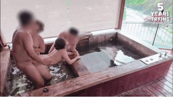 2025年8月最新，换妻大神，【爱玩夫妻】，【尝试了5年交换】温泉的最终释放，第3集，从后面进入，硬挺的肉棒深而有力