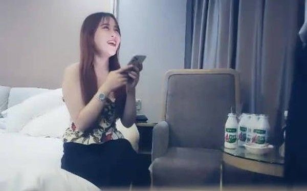 【赵总】2021-4-29 笑起来甜美外围妹，自带丝袜穿上舌吻调情，下面好热流水了想要大JB，拉手后入抬腿猛操骚妹