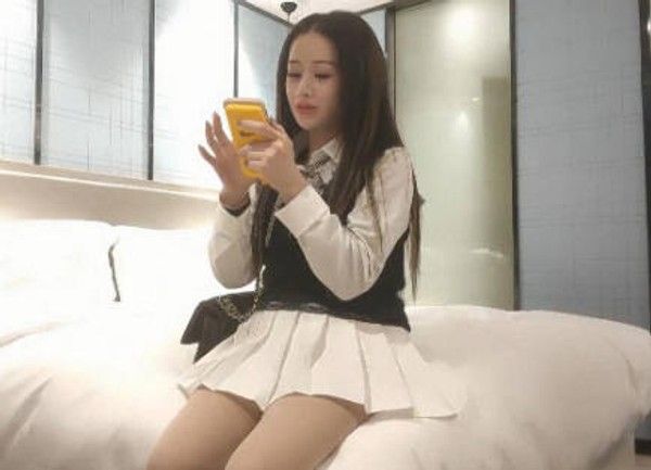 【壹屌寻花】性格温柔外围女神，抠穴手法炉火纯青