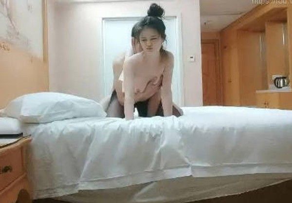 【91沈先森】小姐姐被逗得花枝乱颤，白嫩苗条黑丝主动，捂嘴后入别样性爱