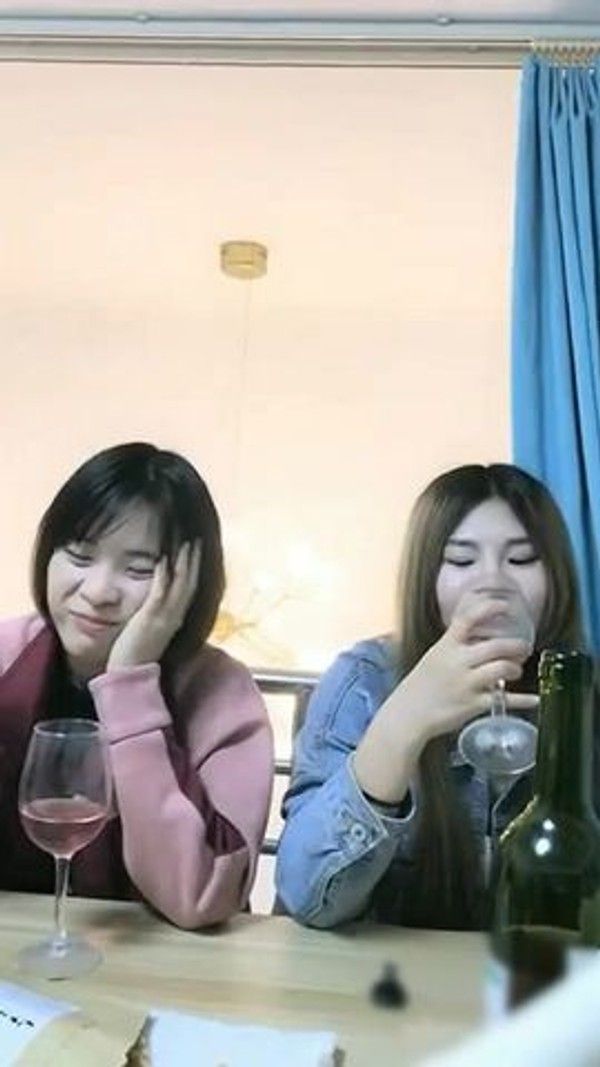 变态哥套路两个工厂妹子回家喝酒下药灌倒一块干,苗条妹子药力不够醒来拼命反抗