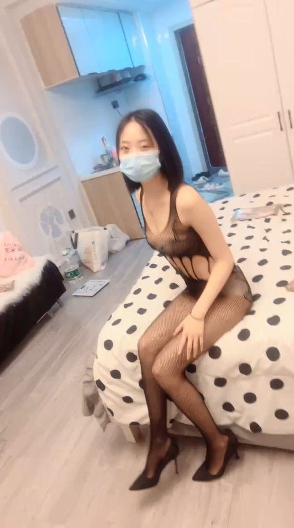 俏皮少女，试穿各类情趣丝袜，三年疫情几百场性爱，人气登顶看粉穴被插