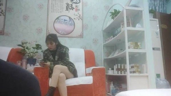 横扫街头炮王佳作，【老王探花】，穿梭大街小巷，几百块干一天，小媳妇骚少妇大姐姐，来者不拒挨个操