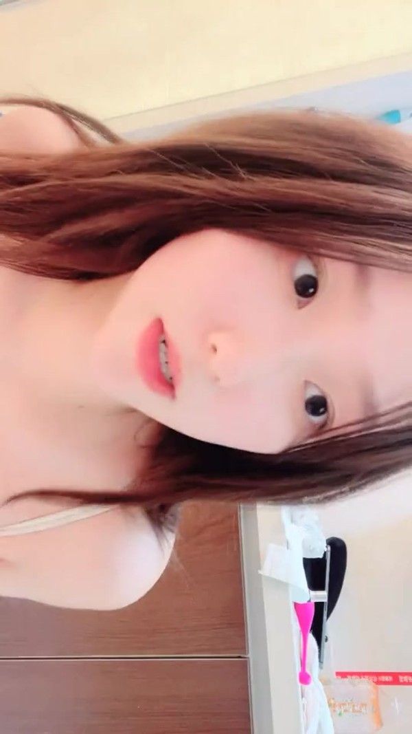 高颜值活力美少女，掏出大奶子揉捏，圆润大肥臀脱下内裤，中指扣入粉穴，跳蛋塞入震动高潮流出白浆