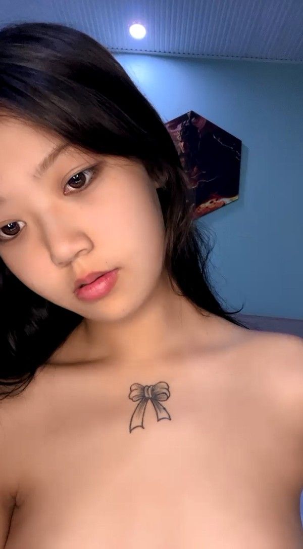花臂纹身新人小妹，自慰和男友操逼，微毛肥美嫩穴，丝袜撕裆小逼紧致，射的太快不满足