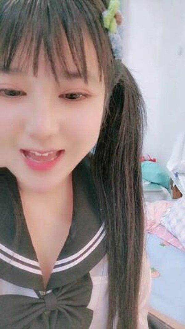 今日首播，18双马尾萝莉，JK装短裙，撩起衣服揉捏奶子，紧致超粉美穴，超近距离特写，妹子一脸呆萌