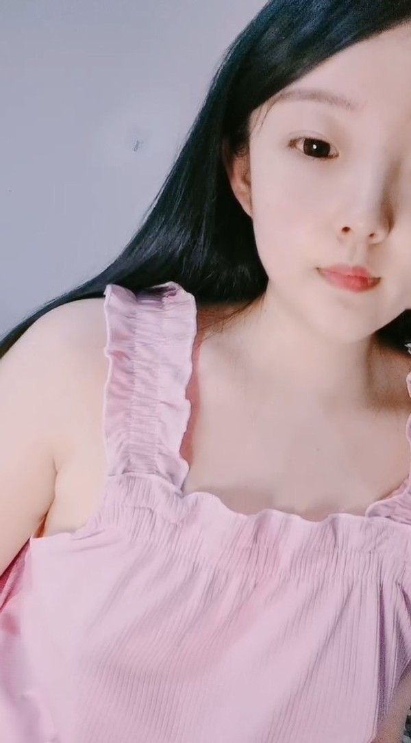 清纯系肉肉美少女！大肥臀一线天美穴  翘起屁股摆弄  拿出黄瓜插穴 一下捅到底 进出快速抽插