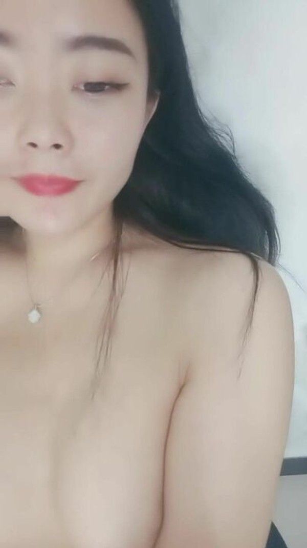 专攻品质靓女少妇有技术 舔马眼啪啪~这厮的袜可以身材好腿不错 喜欢这黑丝撕破的黑丝还是性感