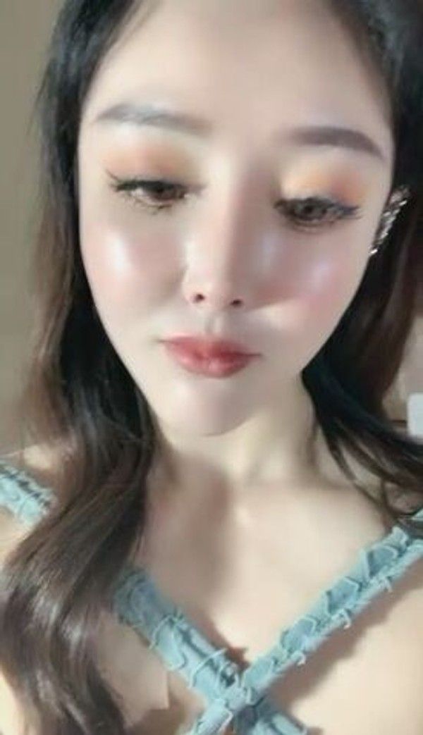 今日刚播，极品美腿非常淫荡，掰开多毛骚逼，洞洞清晰可见，舔弄假屌抽插，揉捏大奶娇喘呻吟