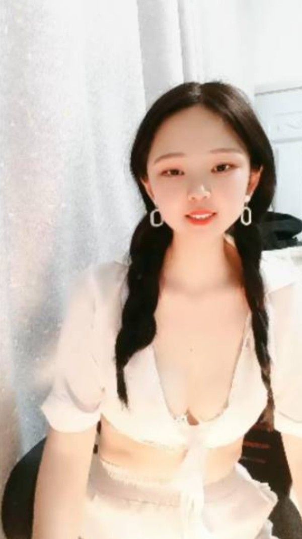 年轻小奶妈哺乳期，颜值不错露脸激情大秀，挤奶水喷的好远，性感好身材逼逼水又多精彩又刺激，淫声荡语不断