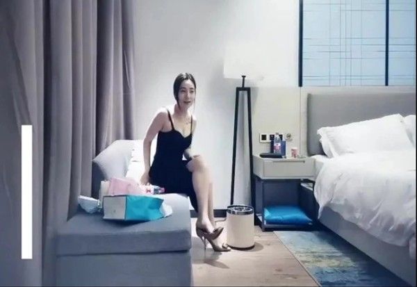 颜值不错黑色长裙少妇，换上情趣护士装舔弄口交上位骑坐，呻吟娇喘非常诱人