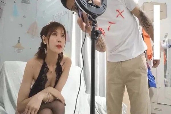 千人斩嫖老师带新人妹子下海啪啪秀，情趣装黑丝手指扣逼口交后入抽插猛操，呻吟娇喘非常诱人