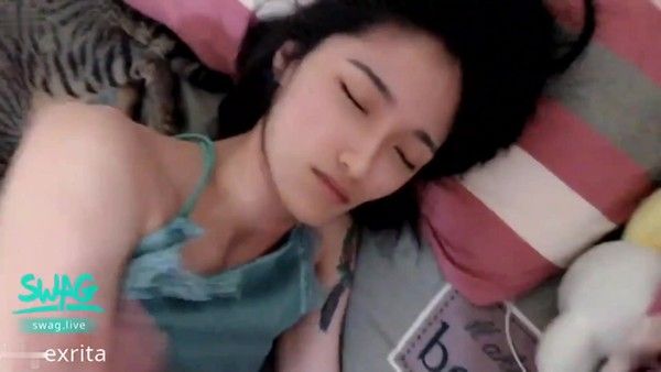 国产刺激剧情闺蜜的大J8男友来拿东西睡梦中的我被插醒温暖爽滑无毛鲍鱼捅几下就出白浆内射