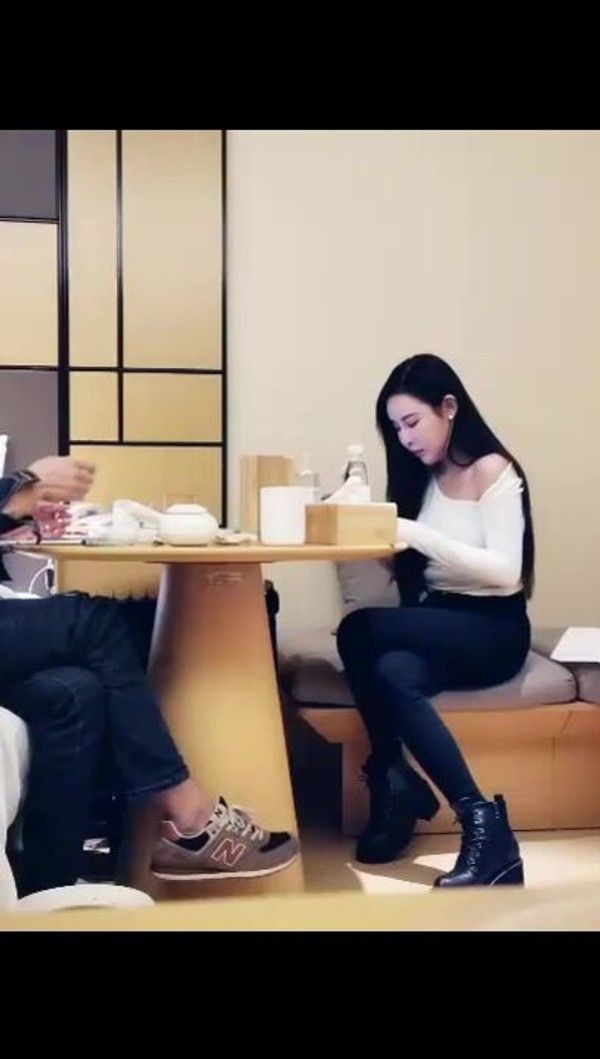 高颜值外围妹子，沙发舔奶调情口交大力猛操高清拍摄