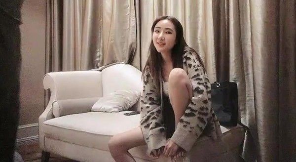 颜值不错短裤妹子，口交骑乘抱起来猛操休息完搞两炮